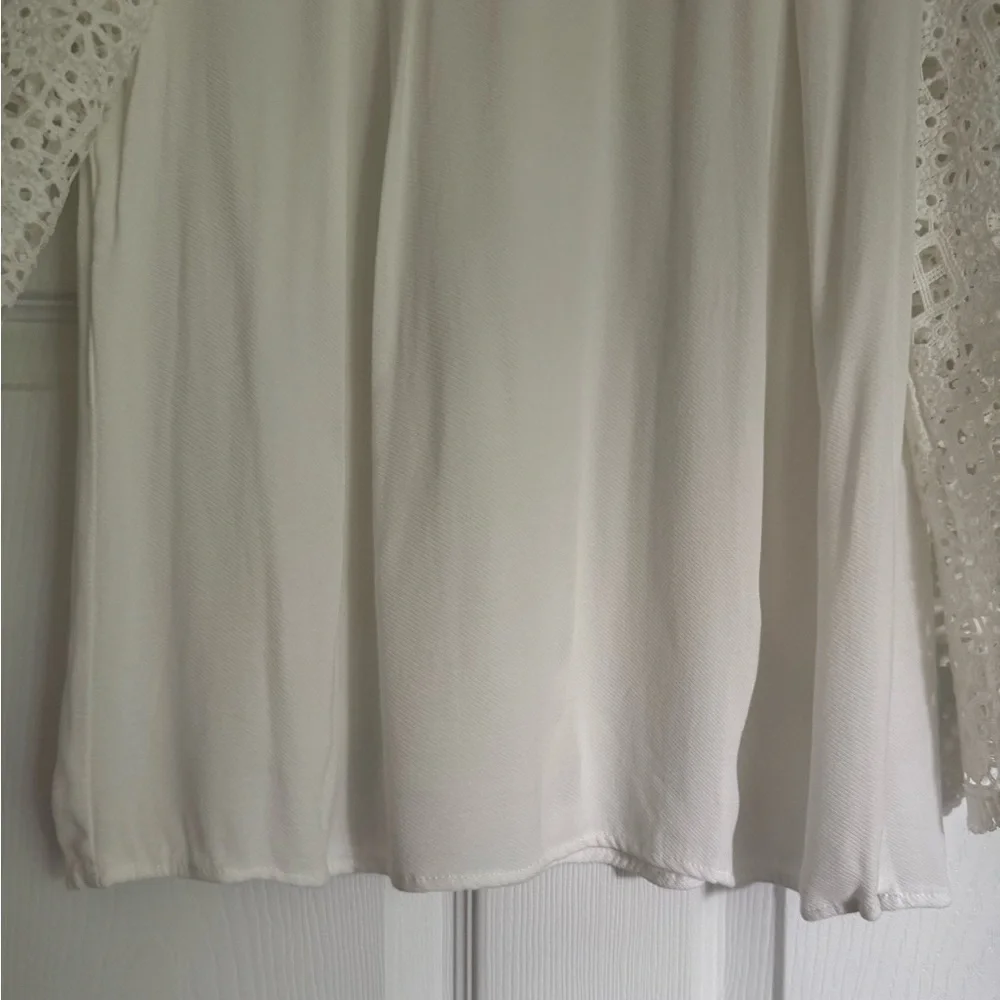 Impressions White Crochet Lace Top – Size M